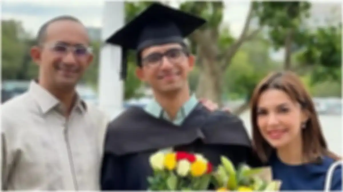 Izzat Assegaf, putra Najwa Shihab baru saja lulus dari University of Westminster. 