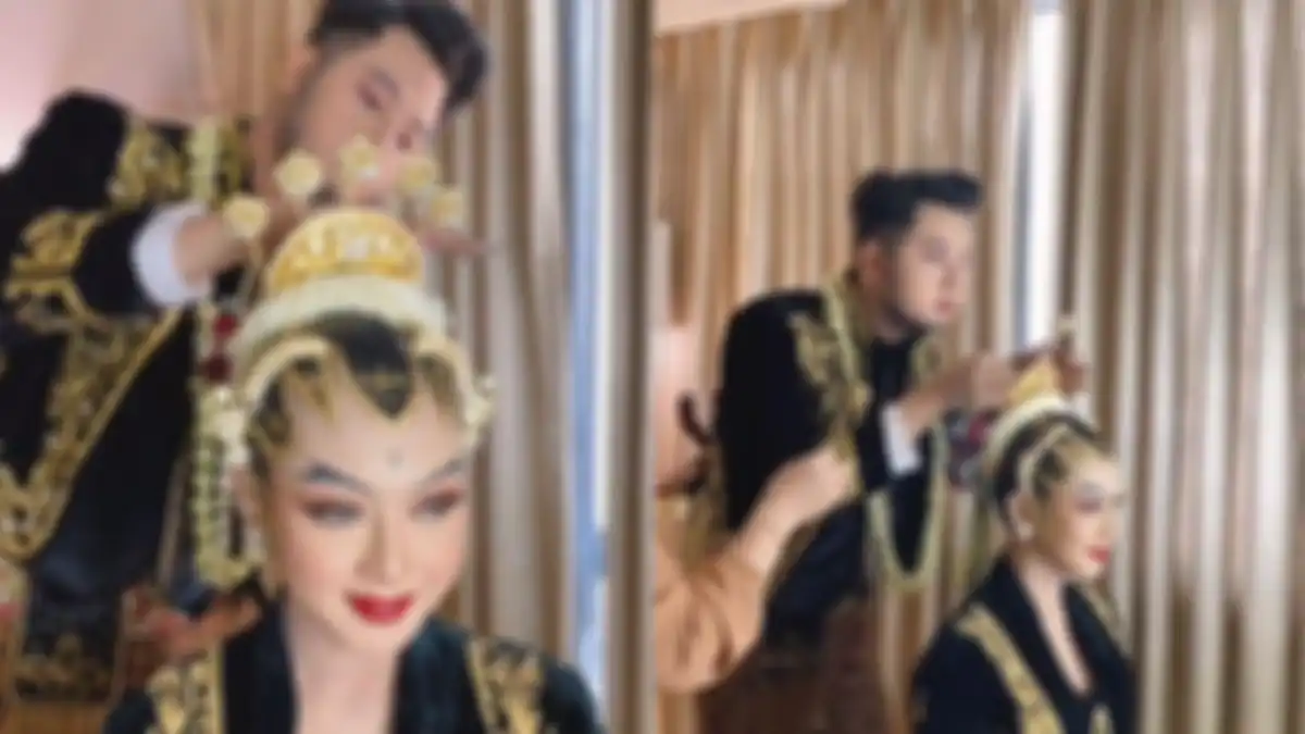 Calon pengantin pria terlihat telaten memasang aksesoris adat di kepala pengantin.