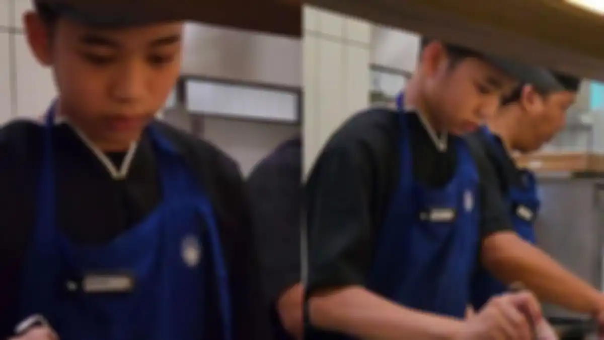 Karyawan warung ramen ternyata anak artis terkenal