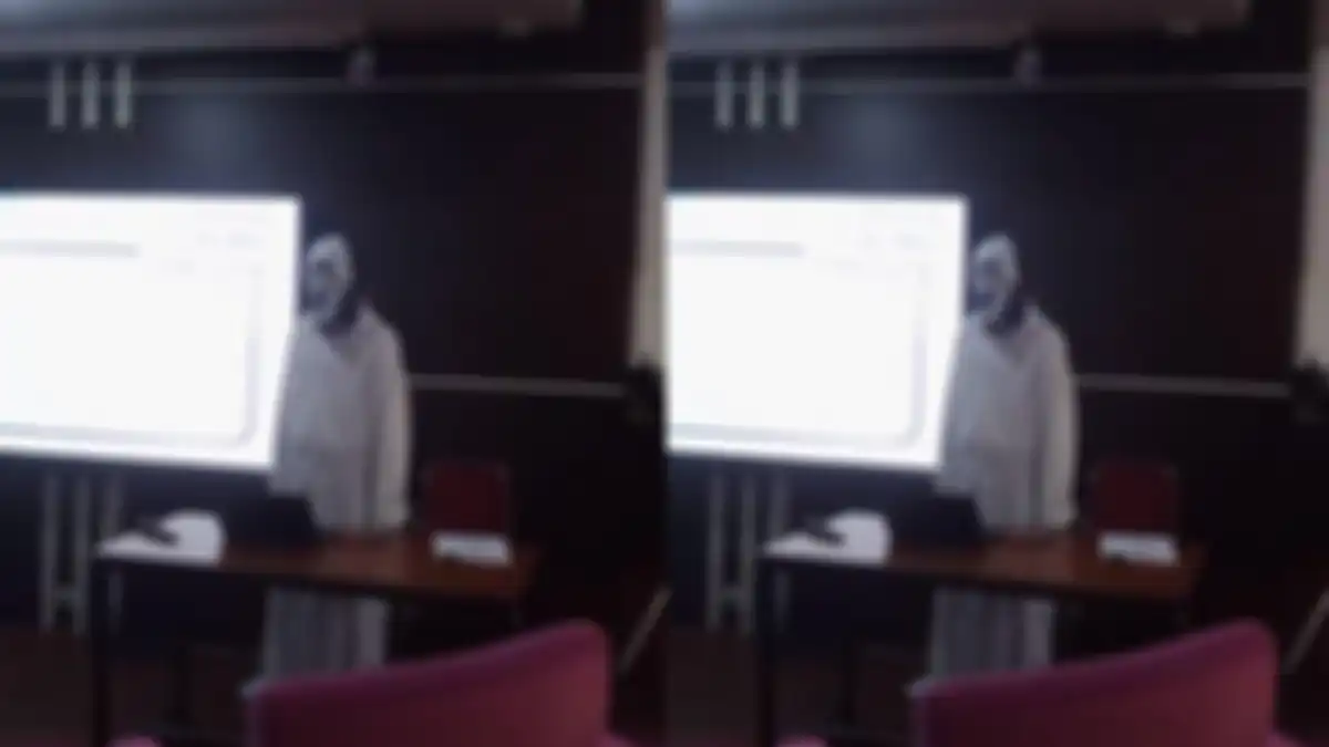 Reaksi dosen penguji melihat mahasiswanya pakai kostum setan saat sidang skripsi.