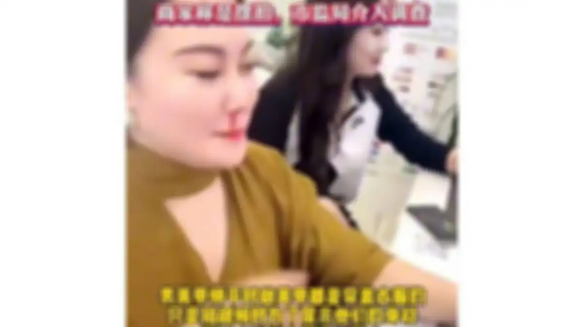 Wanita mimisan karena melihat karyawan salon terlalu tampan.