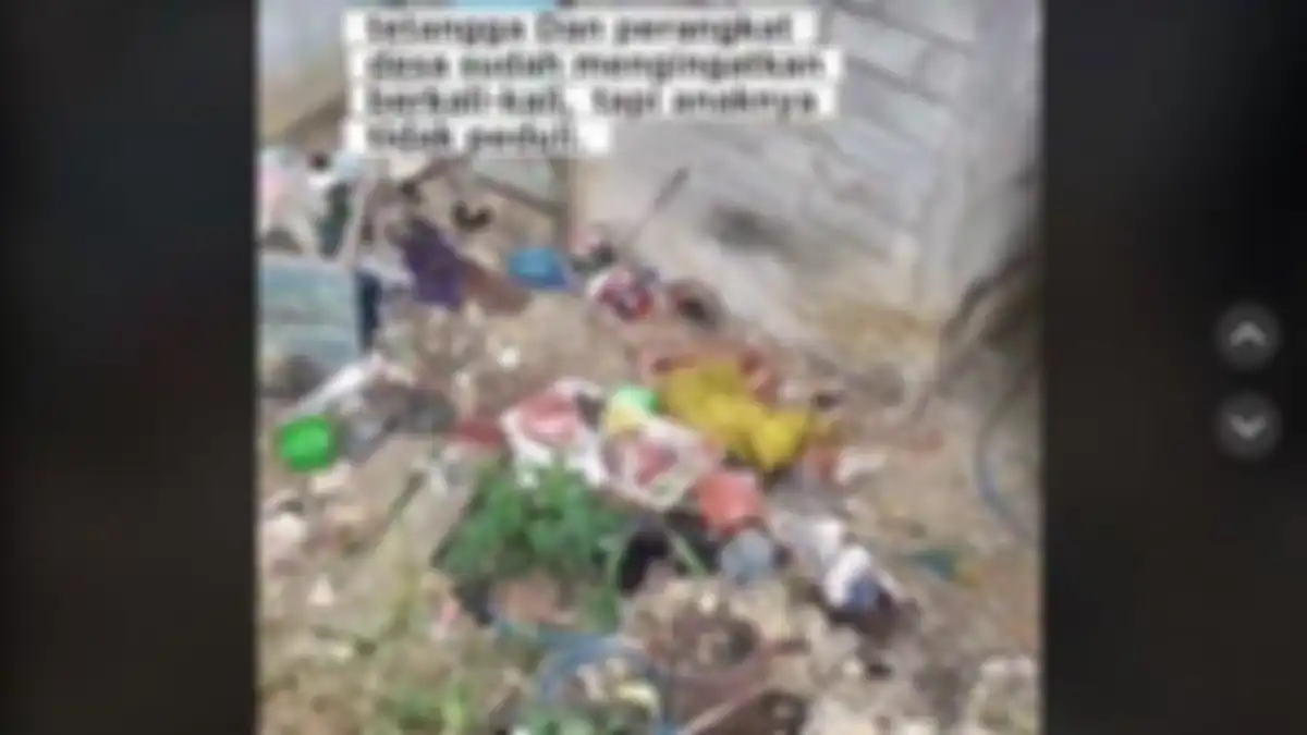 Ibu di Blitar bernama Mbah Tumijah ditelantarkan anaknya sendiri, tidur di tumpukan sampah
