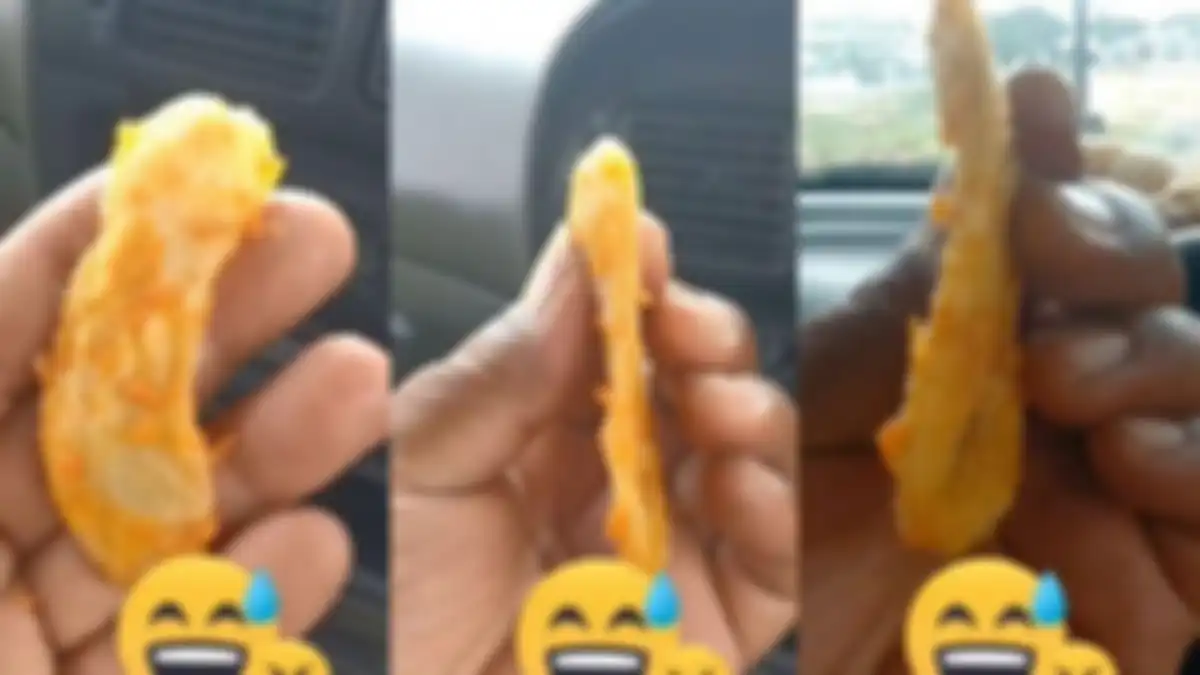 Pria kecewa saat membeli pisang goreng dengan ukuran sangat tipis seperti keripik.