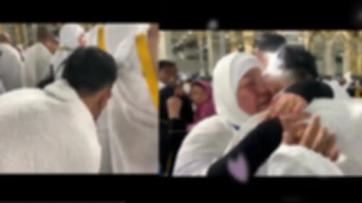 Pecah tangis seorang ibu yang kembali bertemu dengan anaknya setelah berpisah lama, terlebih keduanya bertemu di depan Kabah. 