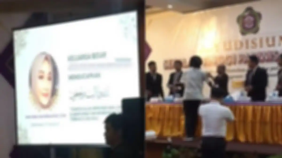 Seorang pria mendatangi acara wisuda namun tanpa mengenakan toga, ternyata wakilkan istrinya yang telah wafat 