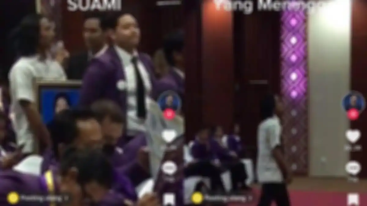 Suami gantikan almarhumah istri wisuda di Mataram. Kejadian ini pun viral di TikTok ( 