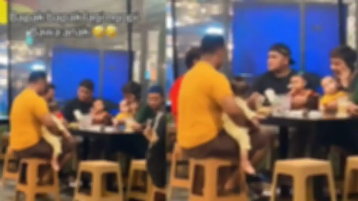 Bapak-bapak asyik nongkrong sambil momong anak 