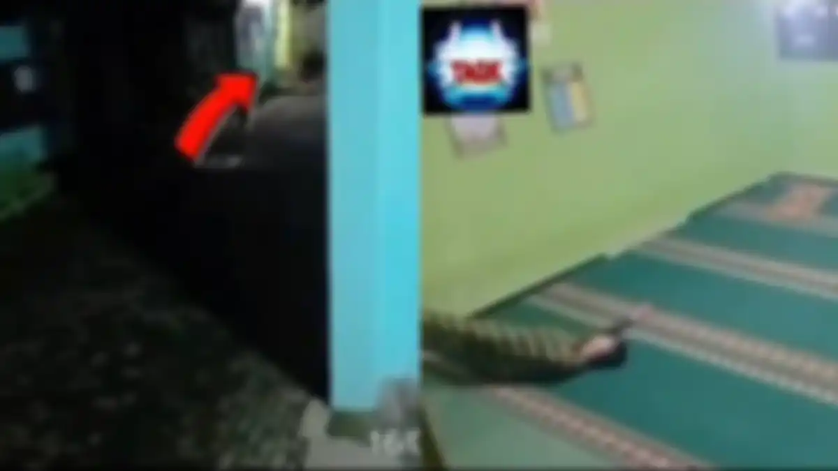 Viral CCTV rekam pria diduga dipindah makhluk tak kasat mata saat tidur di mushola.