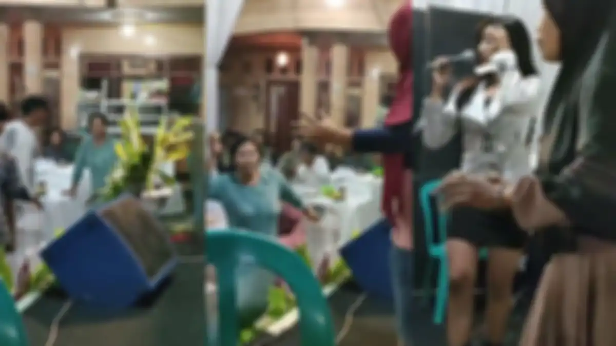 Emak-emak lempar pisang gegara utang  