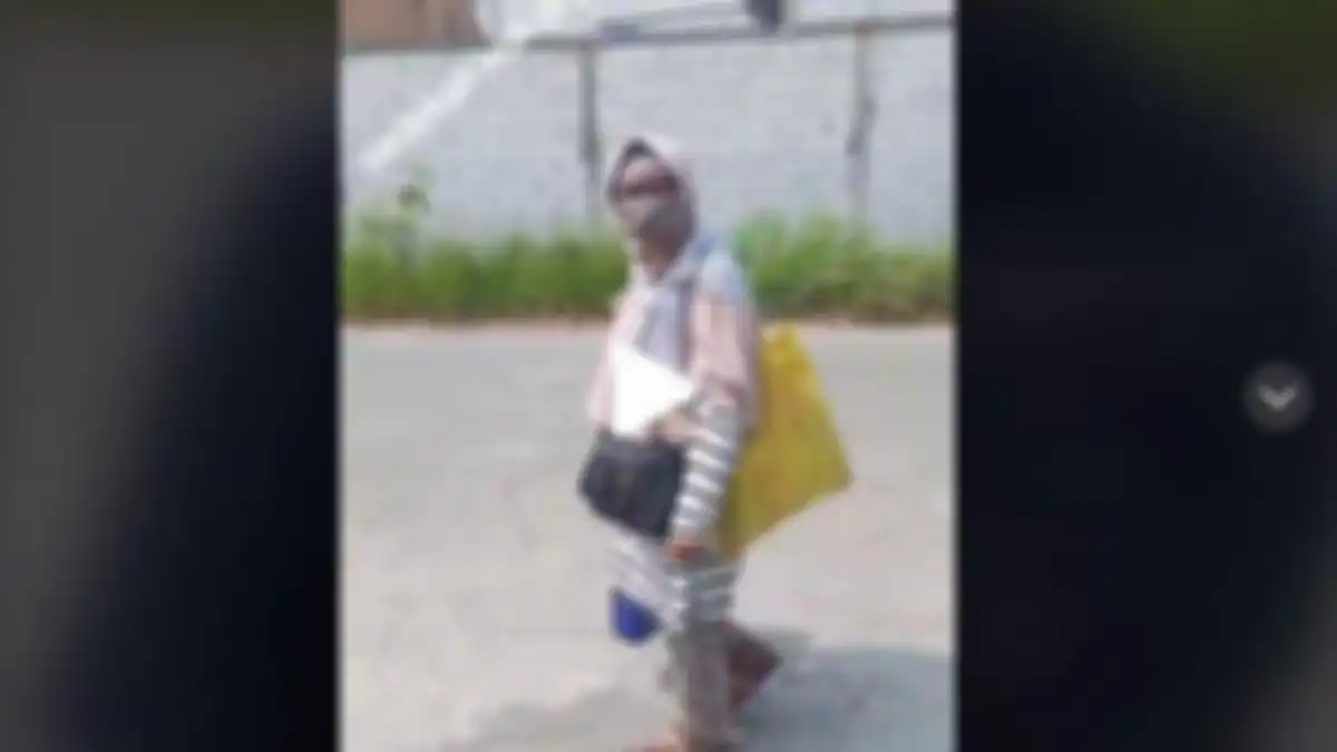 Ibu-ibu berbaju rapi di Bekasi Regency, Cibitung, Kabupaten Bekasi mengamuk karena tidak diberikan sedekah oleh seorang warga.
