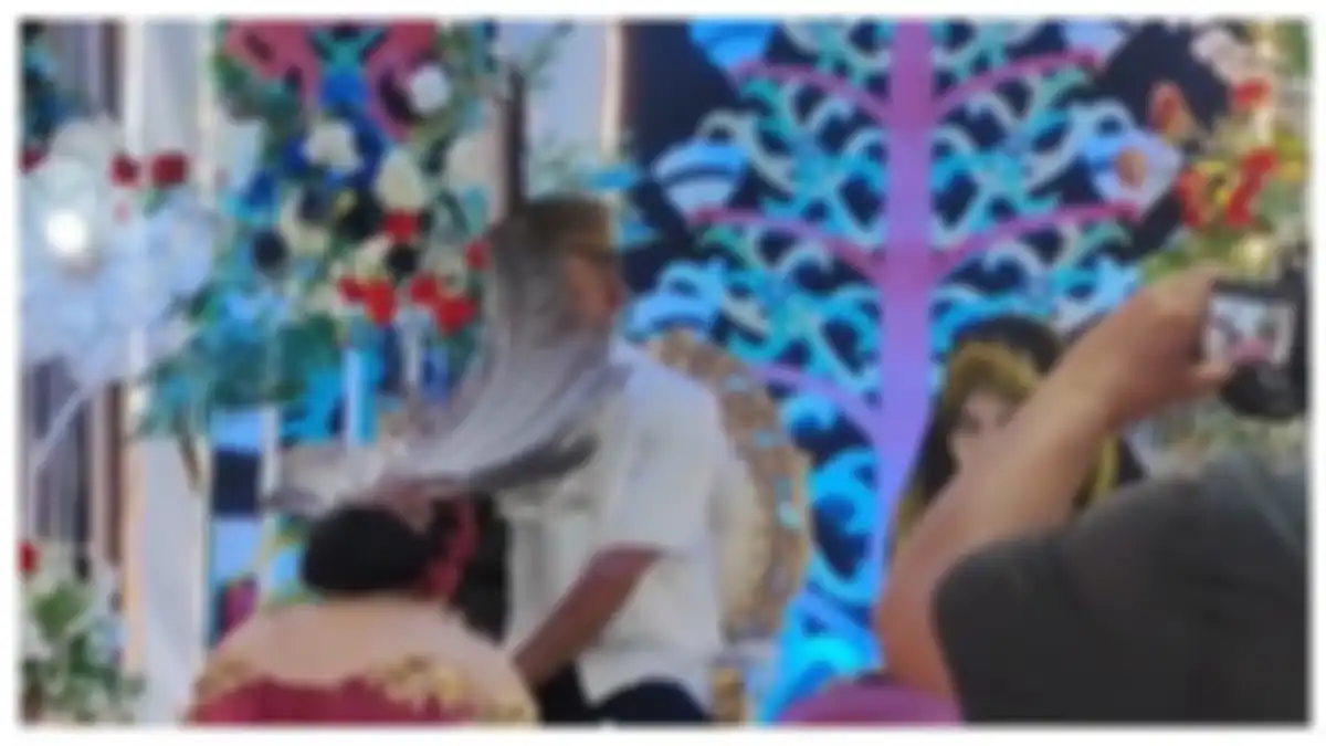 Bulu mahkota pengantin tutupi wajah si bapak