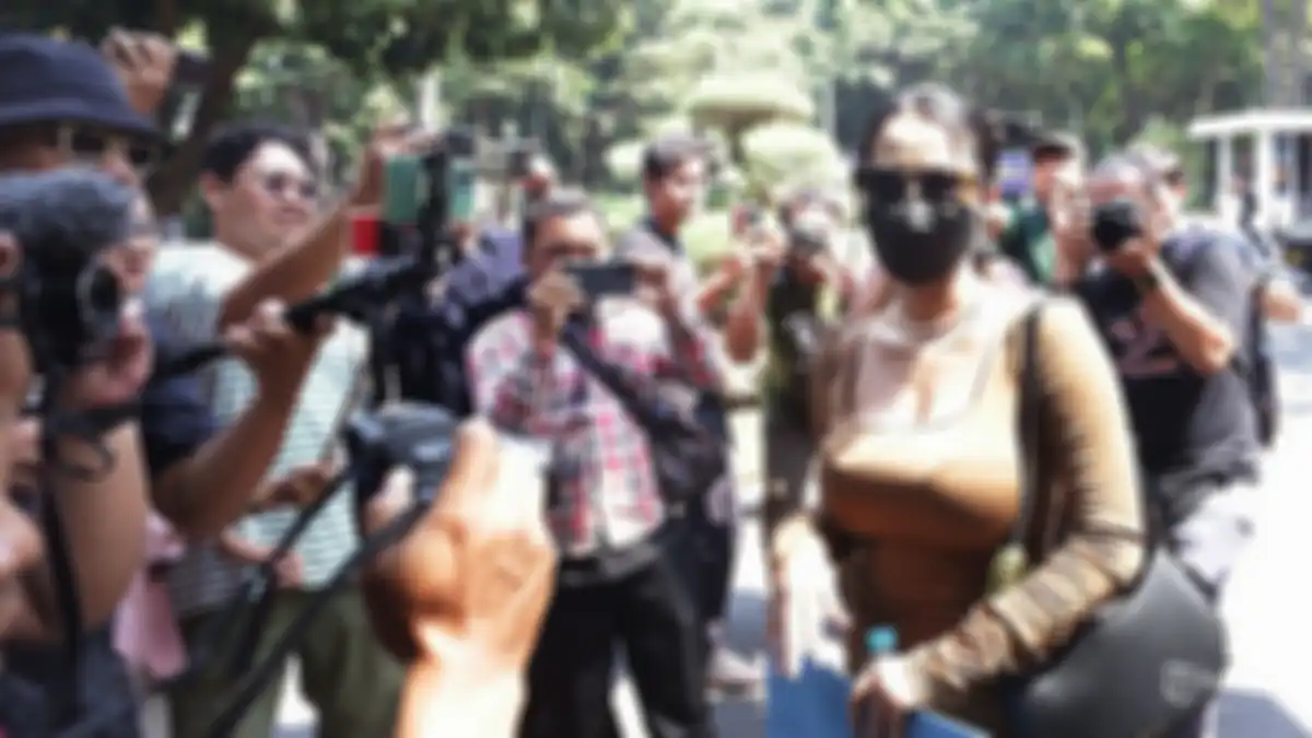Selebgram Fransiska Candra Novitasari atau lebih akrab dipanggil Siskaeee tiba di Polda Metro Jaya sekitar pukul 10.00 WIB untuk menjalani pemeriksaan buntut keterlibatannya dalam film dewasa berjudul Kramat Tunggak. Siskaeee datang mengenakan pakaian seksi dan ketat. Tribunnews/Jeprima 