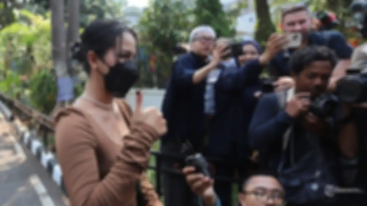 Selebgram Fransiska Candra Novitasari atau lebih akrab dipanggil Siskaeee memberikan keterangan pers saat memenuhi panggilan Polda Metro Jaya, Jakarta Selatan, Senin (25/9/2023). 