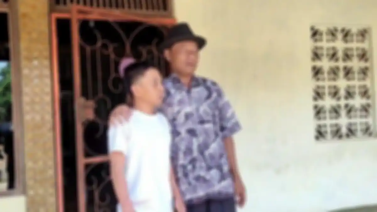 Aris Munaji (kiri) bersama Kades Tegalharjo Pandoyo saat ditemui di rumah orang tua Aris di Desa Tegalharjo, Kecamatan Trangkil, Pati, Kamis (6/7/2023).