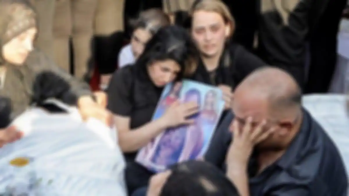 Para pelayat menghadiri pemakaman para korban yang tewas ketika api membakar aula pernikahan yang ramai di kota Qaraqosh, Irak yang juga dikenal sebagai Hamdaniyah, di wilayah utara yang mayoritas penduduknya beragama Kristen, pada 27 September 2023.
