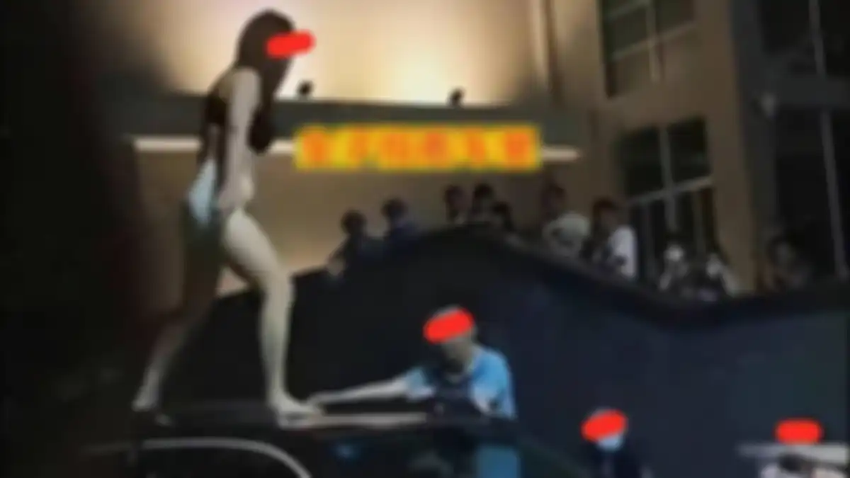 Istri naik atap mobil saat pergoki suami selingkuh 