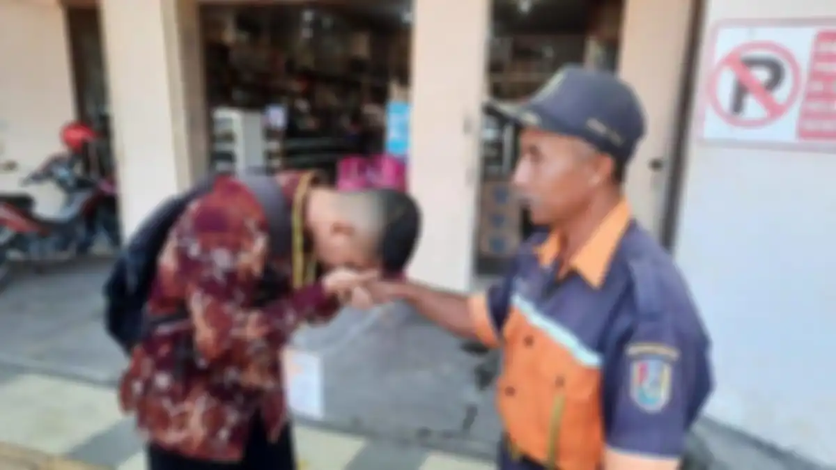 Agung Teddy Prasetya (19), seorang anak tukang parkir di Tuban yang lolos seleksi Bintara Polda Jatim. 