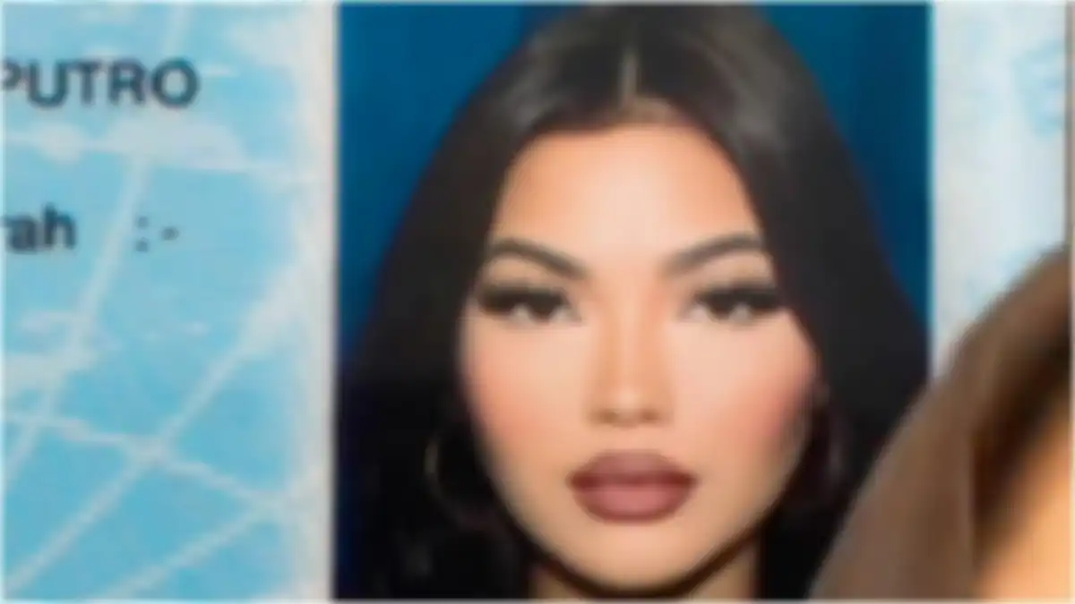 Selebgram Queen Nara senang foto KTPnya terlihat cantik, beda dari foto KTP masyarakat pada umumnya. 