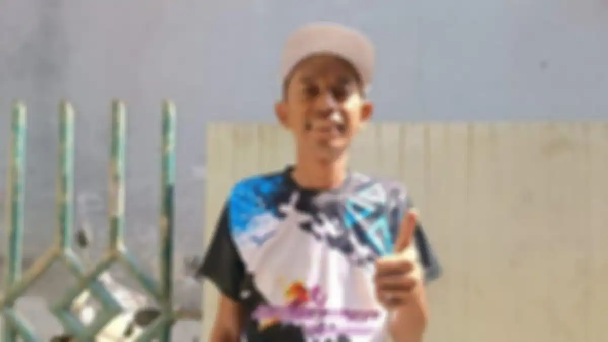 Johan (35), sopir bajaj asal Penggilingan, Cakung, Jakarta Timur, yang viral karena mampu berbicara bahasa Inggris dengan seorang bule asal Jerman ketika sedang narik bajaj di kawasan Monas, Jakarta Pusat 