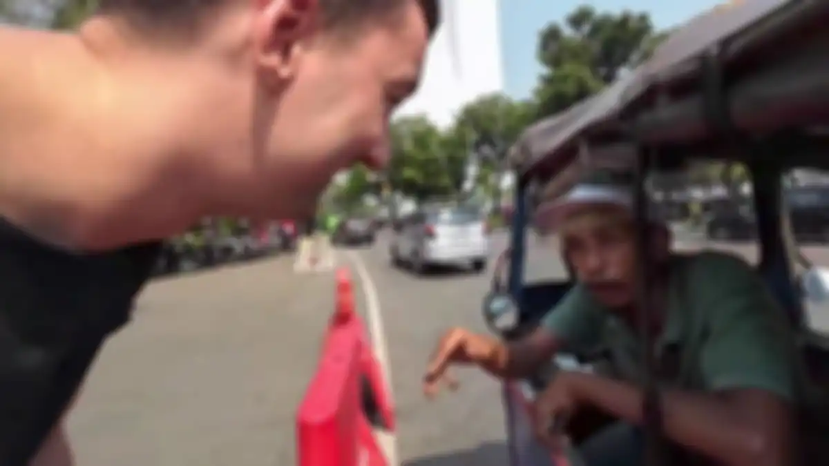 YouTuber asal Jerman bernama Ken Abroad yang menampilkan Johan (35), sopir bajaj asal Cakung, Jakarta Timur, yang mampu berbahasa Inggris.  