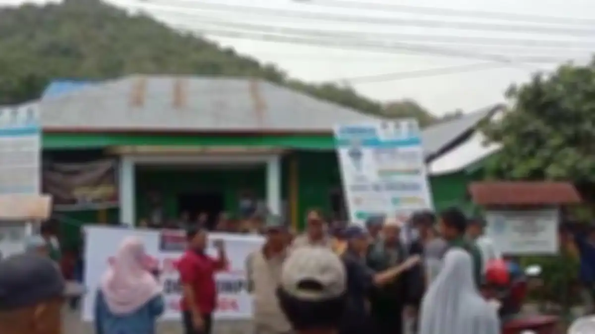 Warga Desa Cimpu, Kecamatan Suli, Kkabupaten Luwu, Sulawesi Selatan, Selasa (24/10/2023) mendatangi kantor desa, mereka berunjuk rasa mendesak oknum Kepala Desa Cimpu segera dicopot setelah diduga berbuat asusila. 