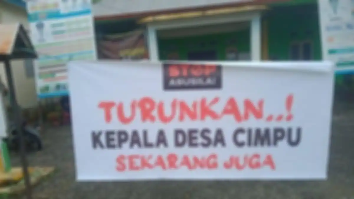 Warga Desa Cimpu, Kecamatan Suli, Kabupaten Luwu Sulawesi Selatan memasang spanduk penolakan, Selasa (24/10/2023).