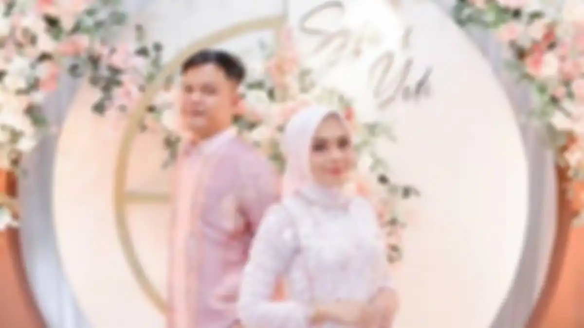 Mahasiswi tingkat akhir tunangan dengan dosen pembimbingnya.