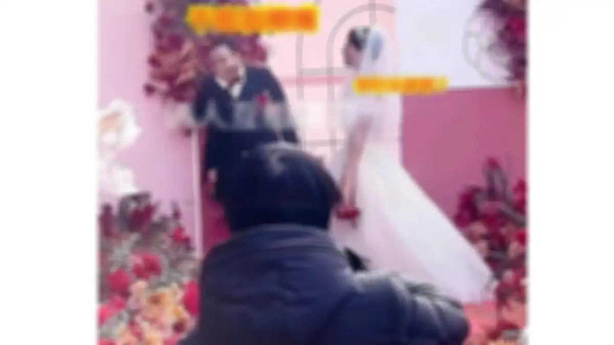 Viral aksi pengantin pria muntah usai cium istrinya, dibalas mempelai wanita 