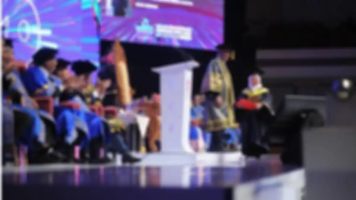 Menurut Syira, ia tumbuh normal, namun ia mulai menyadari tinggi badannya yang kerdil saat SMA.