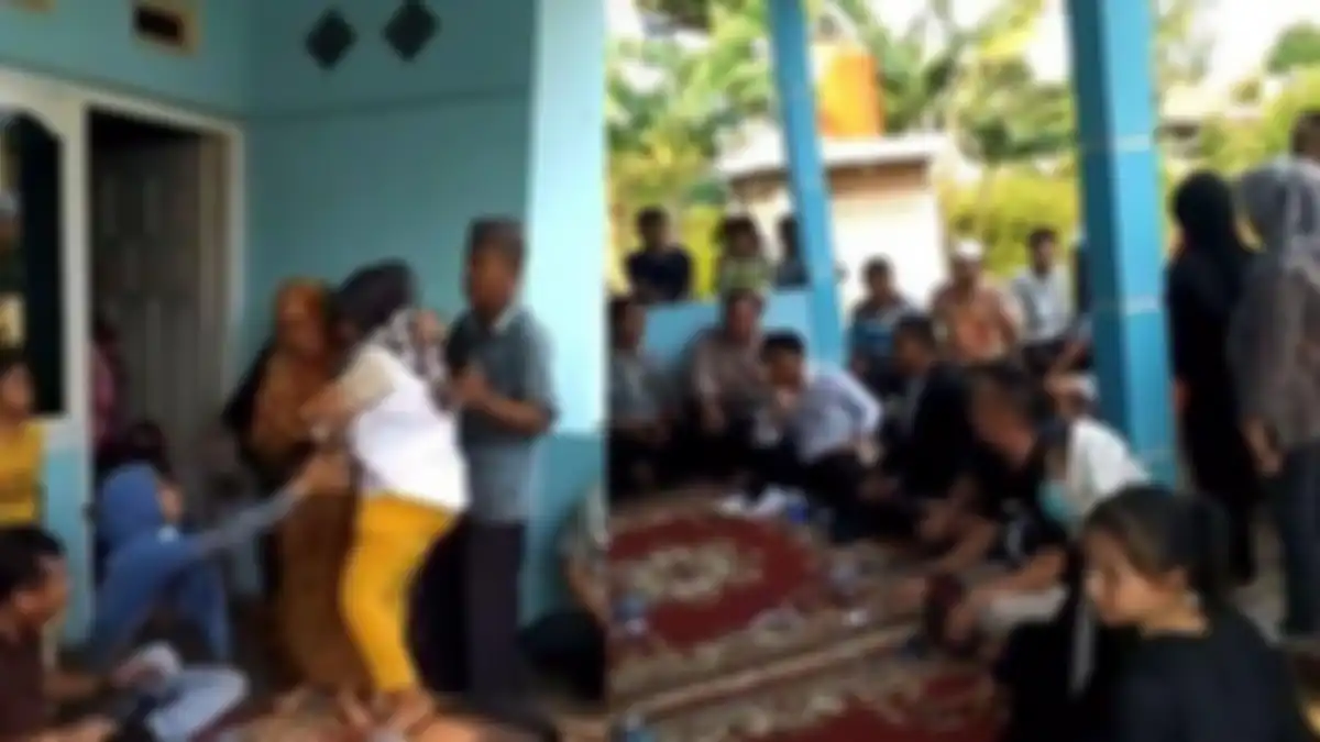 Tangis Marbiyah (baju cokelat) setelah diusir anak angkatnya