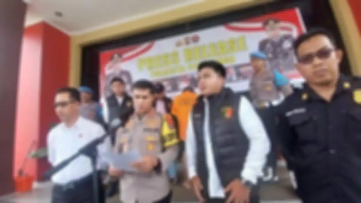NZ (berbaju orange) kini ditahan usai kepergok jual istrinya yang masih di bawah umur