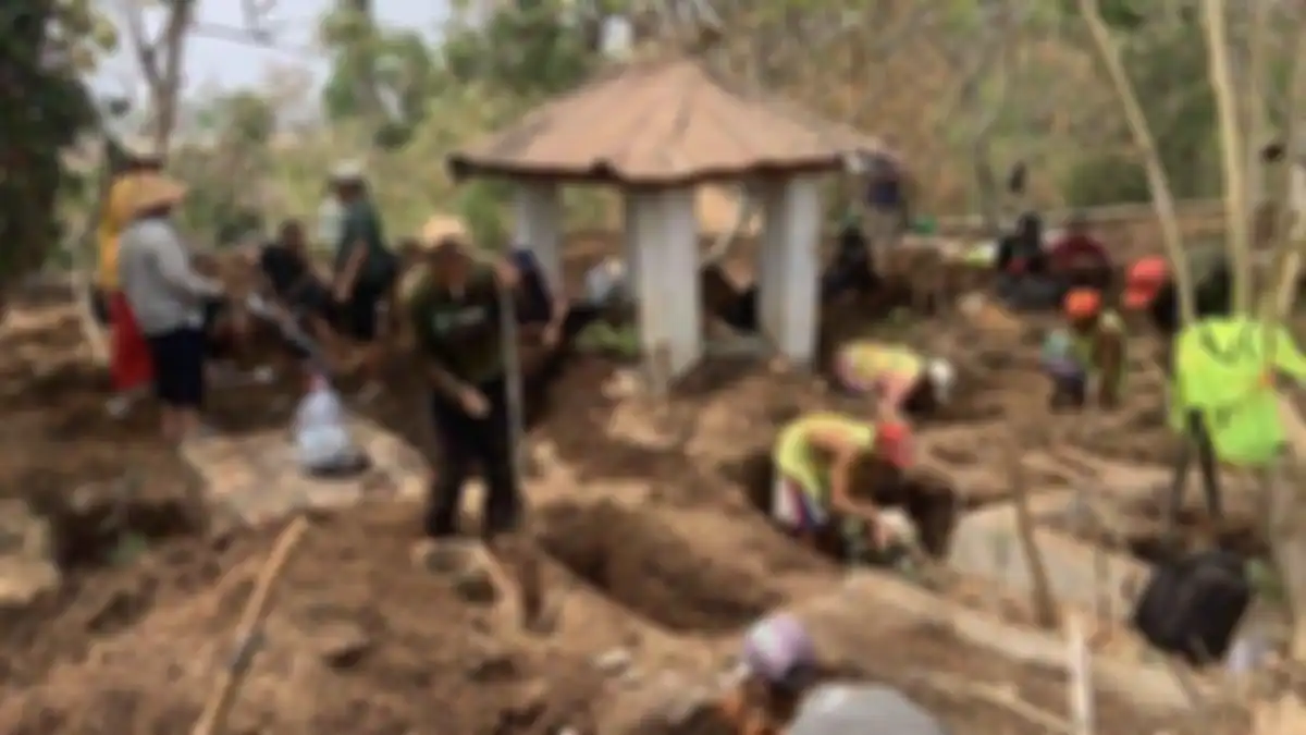 Proses evakuasi makam di Desa Brangkal, Kecamatan Karanganom, Klaten, yang terdampak jalan tol Jogja-Solo, Jumat (3/11/2023)  