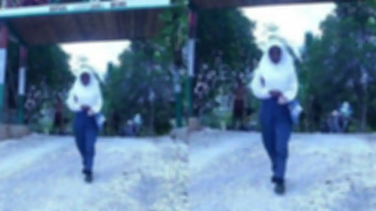 Kisah Leni (15), seorang anak yatim piatu di Kabupaten Wakatobi, Sulawesi Tenggara, rela berjalan kaki ke sekolahnya sejauh 14 kilometer. 