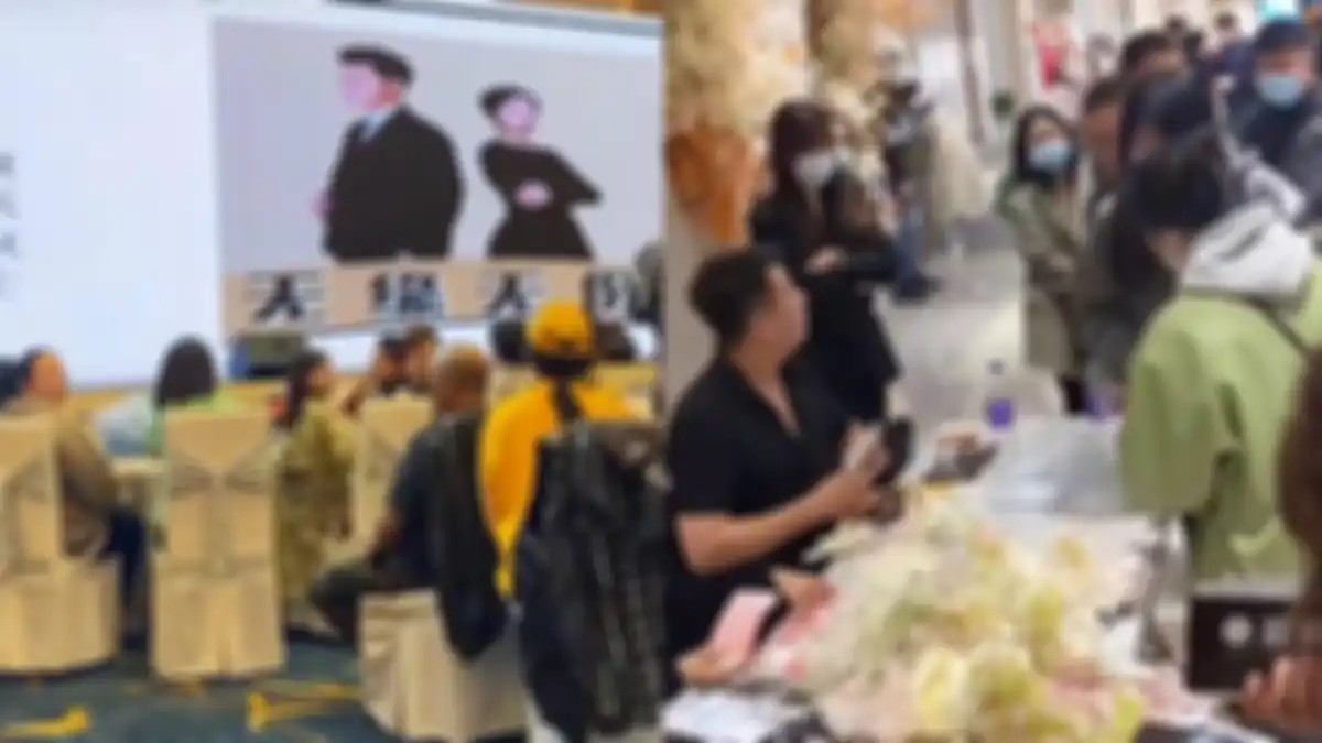 Gelar pesta perceraian, pasangan undang tamu yang sama dengan pernikahan. 
