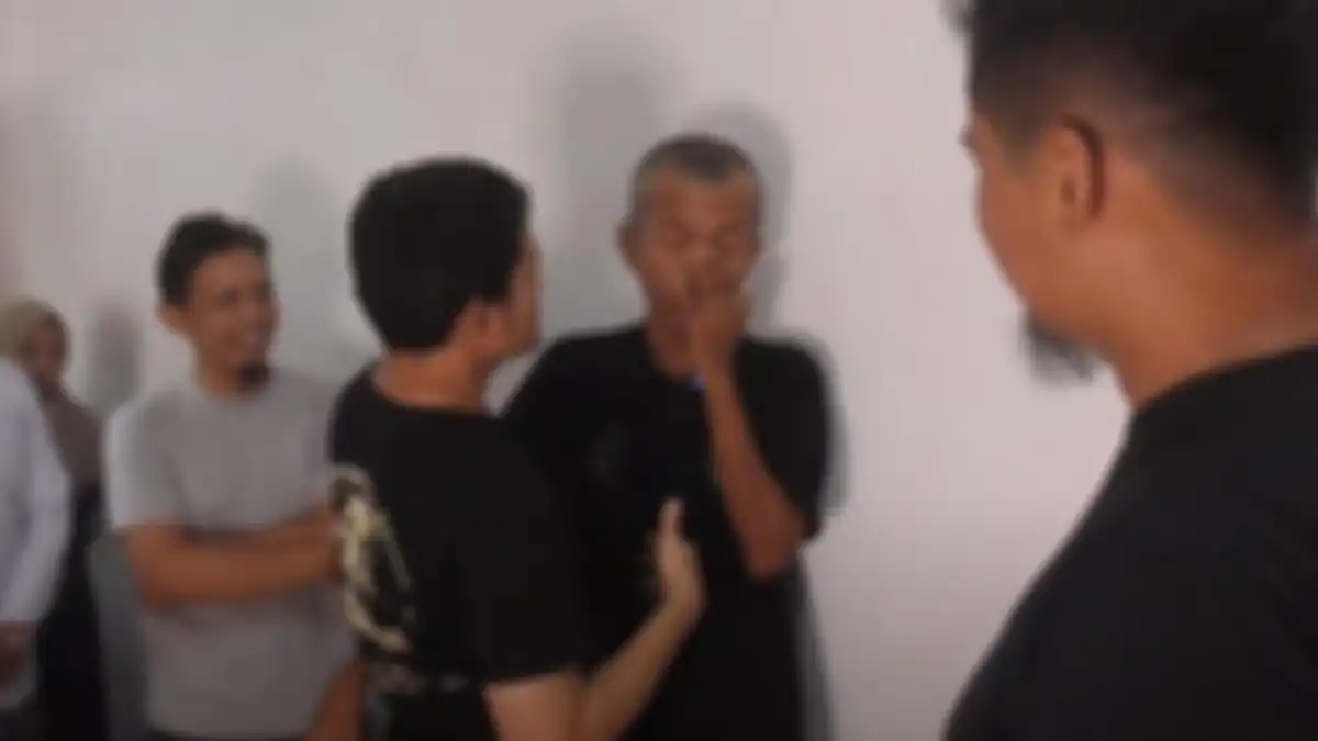 Enuh tampak menangis saat tahu akan dibawa teman-temannya semasa kuliah untuk berobat 