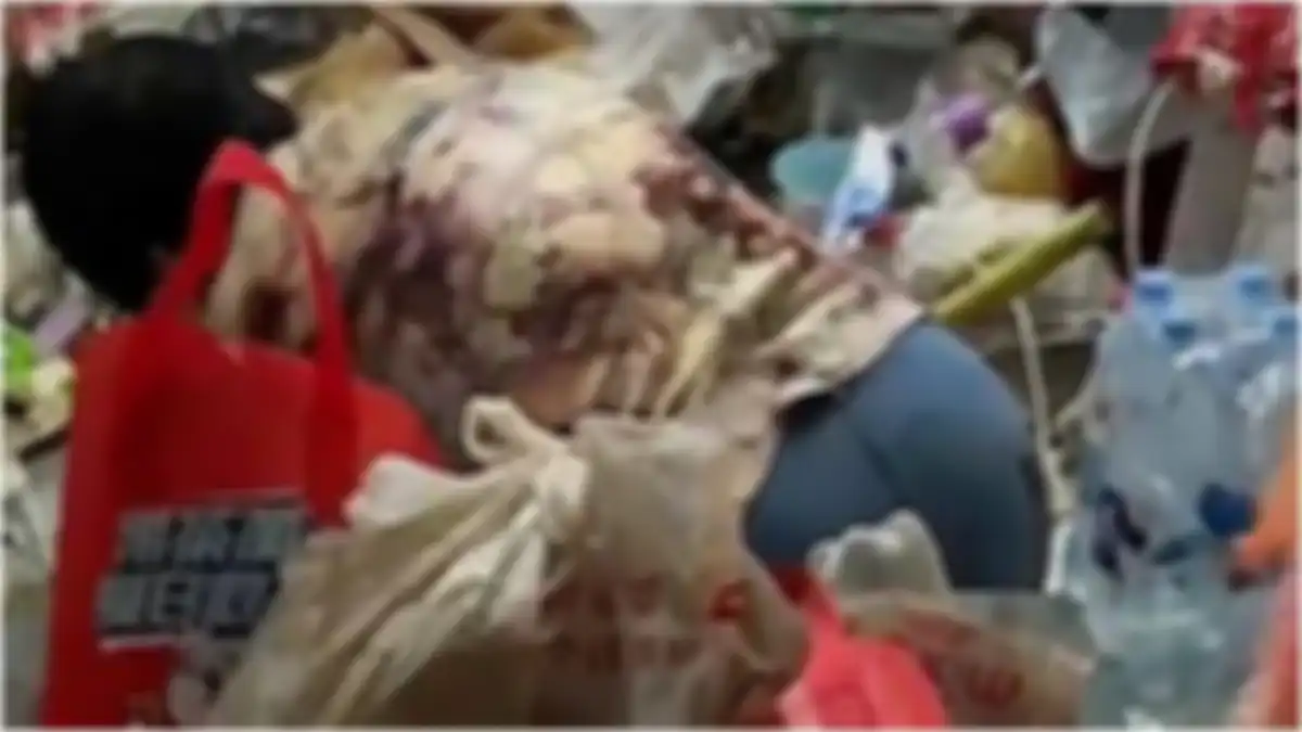 Potret sampah yang menumpuk di kamar salah satu gadis di Cina, pemilik apartemen marah. 