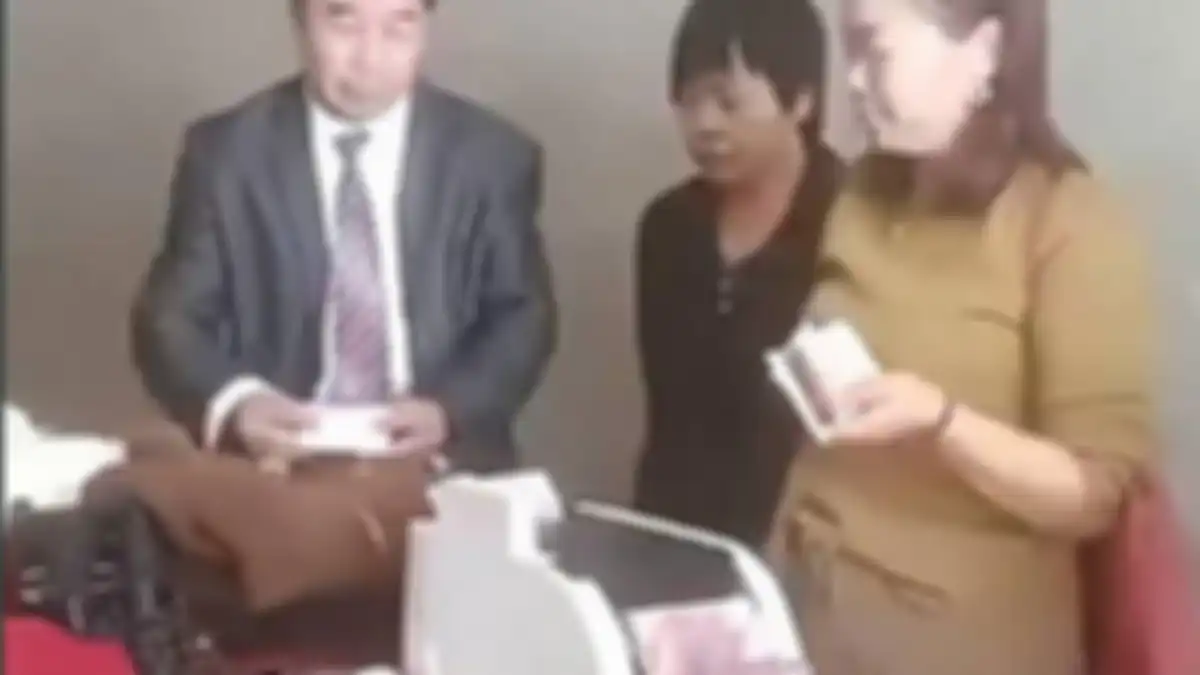 Orangtua pengantin bawa mesin penghitung uang untuk pastikan mahar 