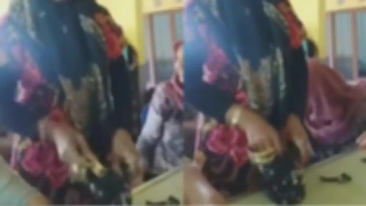 Viral emak-emak pakai serenteng gelang emas antre ambil bansos.