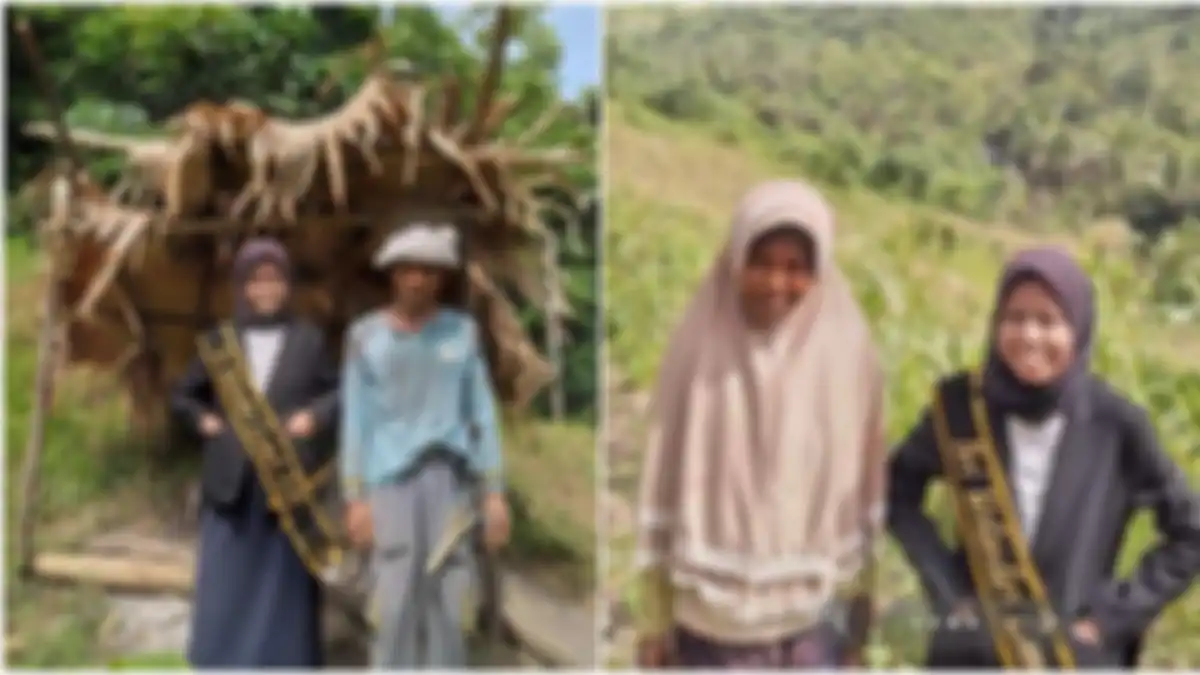 Wulan berfoto bersama ayah dan ibunya  