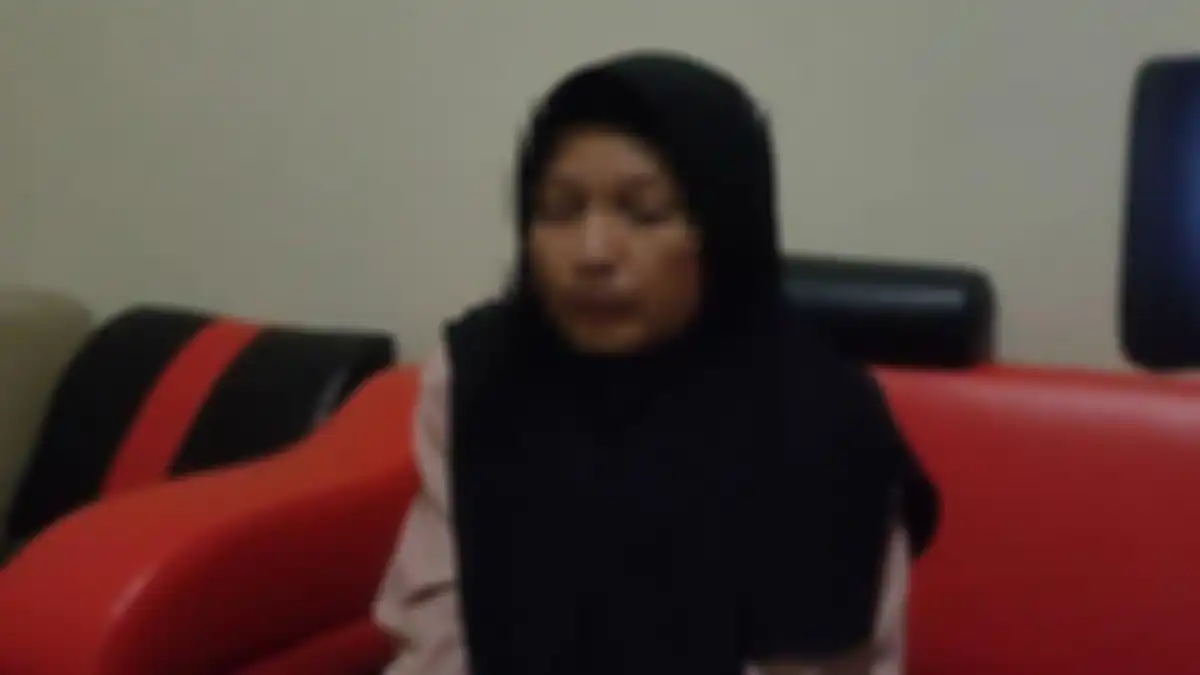 Yuliana (42) saat ditemui di Polsek Lubukbaja, Jumat (17/11/2023). Ibu tiri di Batam ini mengungkap motofnya membakar indekos suaminya hingga anak sambung perempuannya berumur 8 tahun yang sedang tidur alami luka bakar dan meninggal dunia 