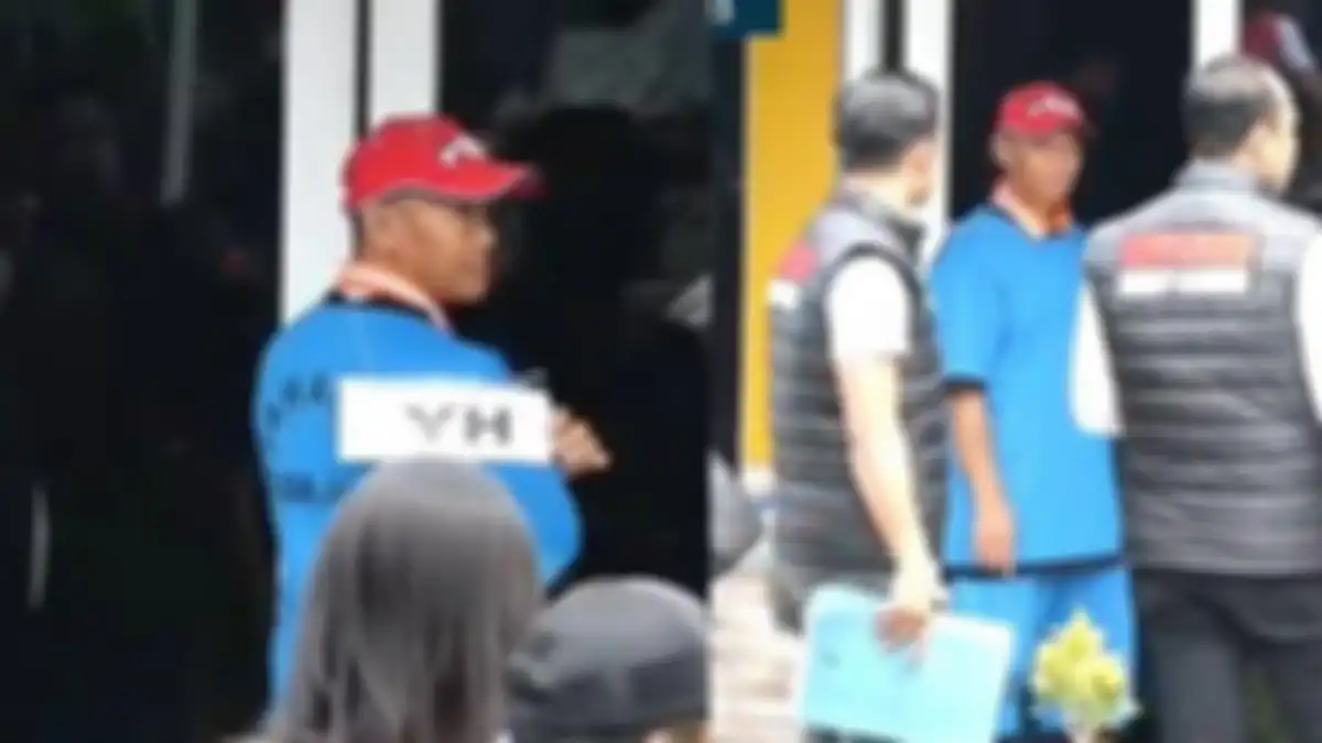 Yosef Hidayat masih bisa tebar senyuman saat jalani rekonstruksi pembunuhan di Subang 