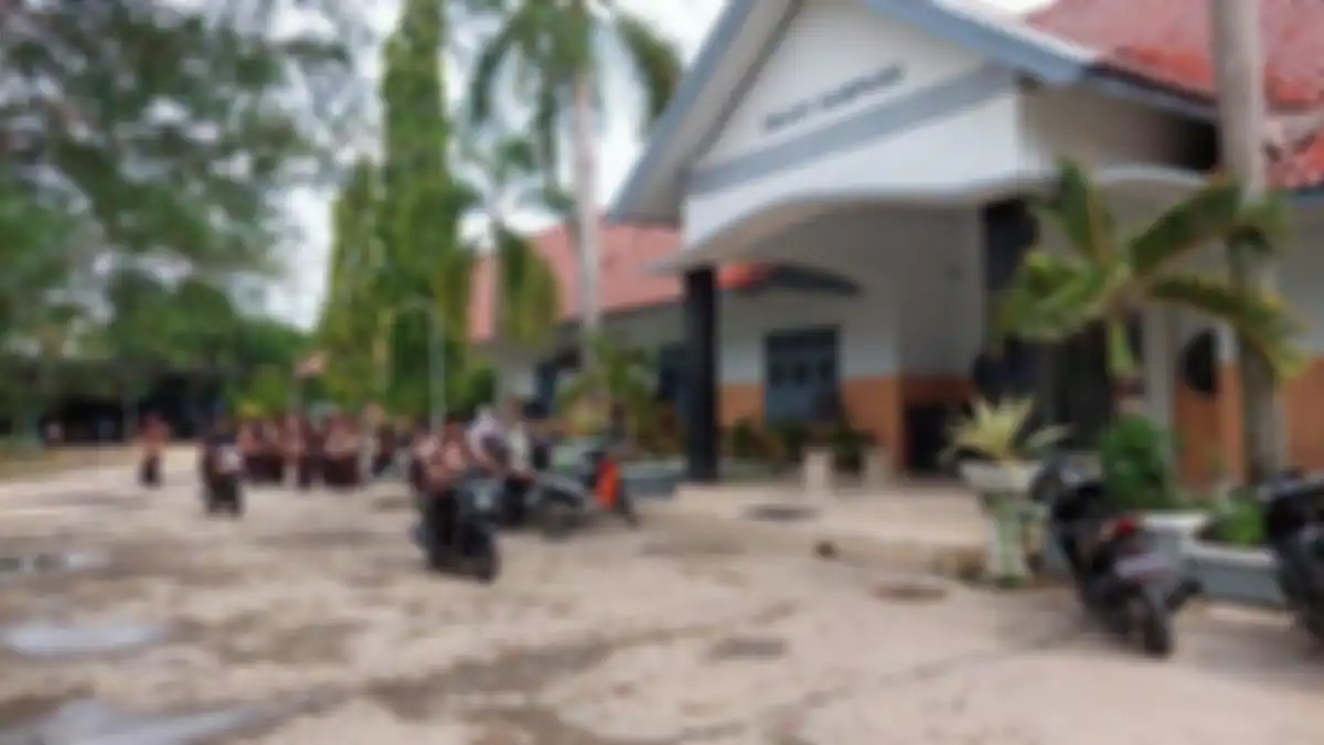 Suasana sekolah pasca terjadi insiden salah satu siswa melahirkan di dalam kelas saat ujian, Jumat (1/12/2023). 