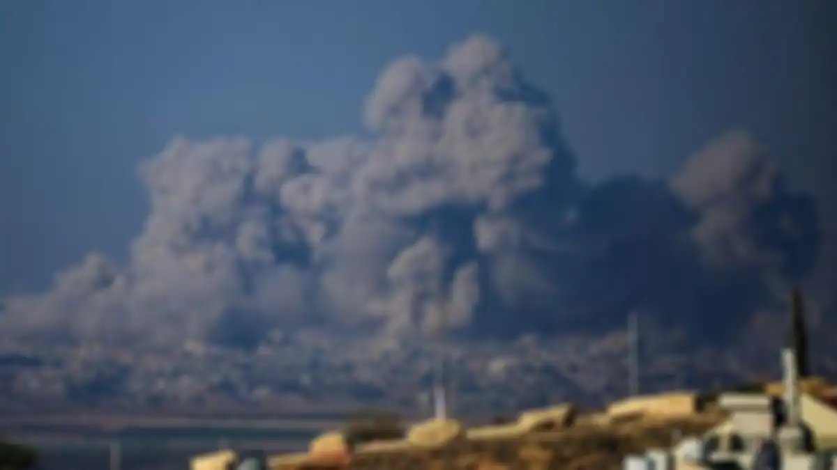 Serangan jet tempur Israel menghajar sejumlah wilayah di Gaza termasuk di Gaza Selatan yang berbatasan dengan Rafah, Mesir, Jumat (1/12/2023) pagi, pasca berakhirnya gencatan senjata perang dengan pejuang Hamas. 