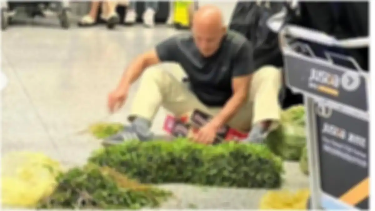 Bule terekam membersihkan kangkung ketika menunggu pesawat delay di bandara.