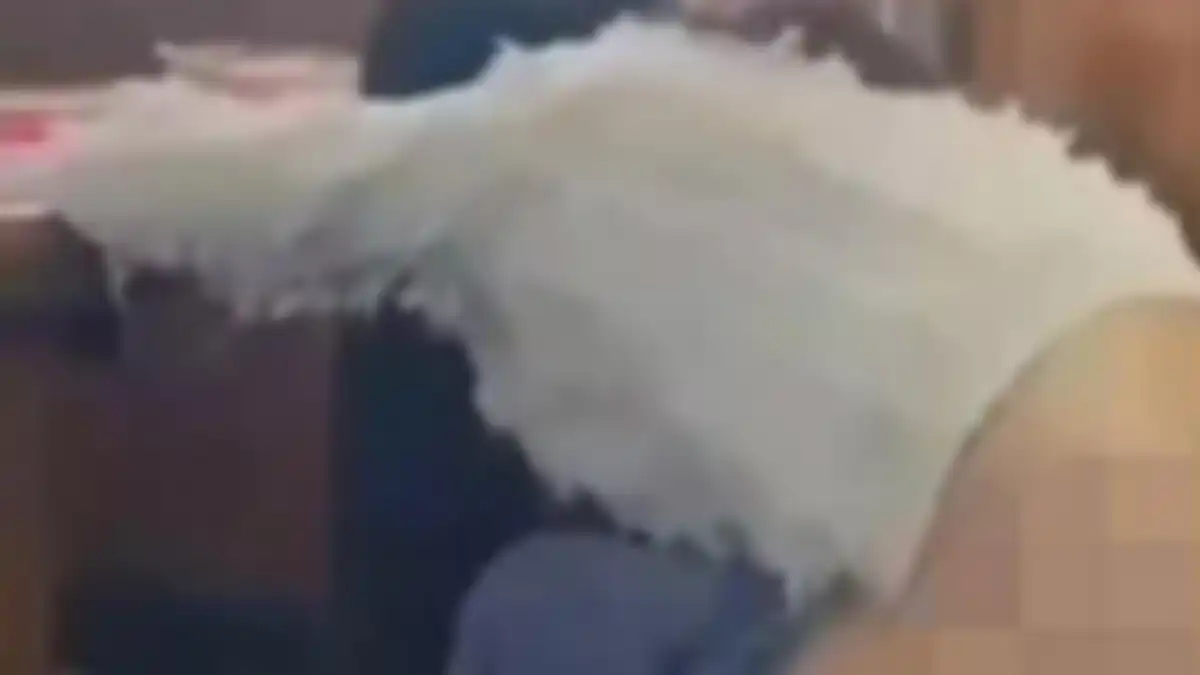 Aksi wanita mabuk yang buka pakaian lalu buang air kecil di sebuah restoran viral.