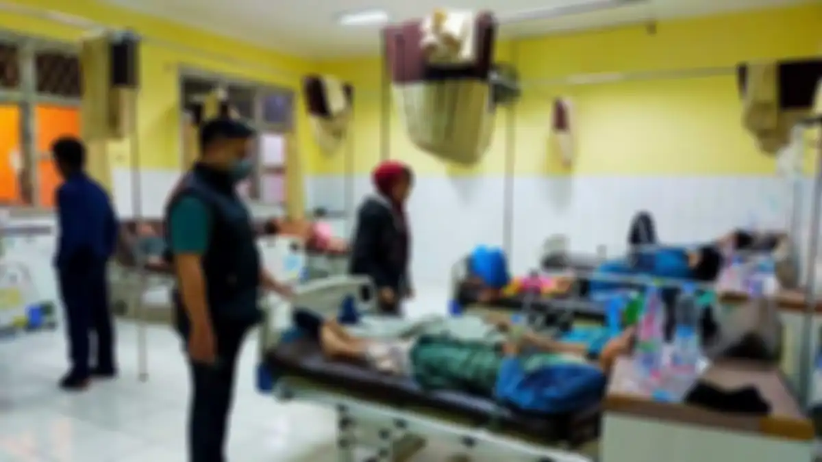 Kondisi 121 warga Kampung Kalong Tonggoh, Desa Kalong Dua, Kecamatan Leuwisadeng, Kabupaten Bogor, Jawa Barat, yang mengalami keracunan makanan dan dirawat di rumah sakit, Selasa (19/12/2023). 