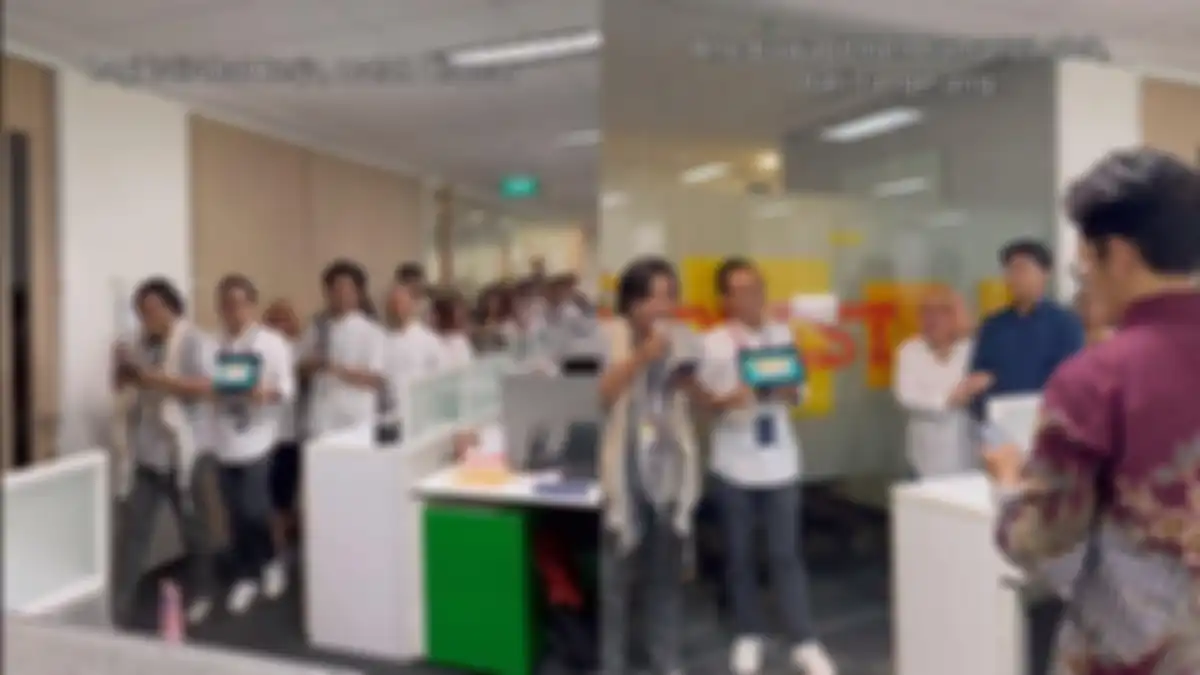 Momen Pria ajak teman kerja untuk ikut dalam proses lamaran pujaan hati di kantor