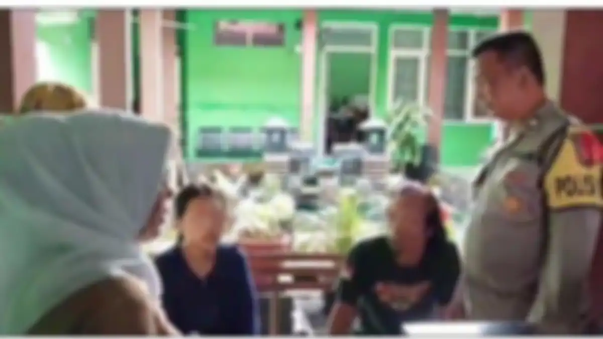 wanita tersebut berinisial QU yang jadi sorotan karena tiba-tiba copot pakaian di pinggir jalan