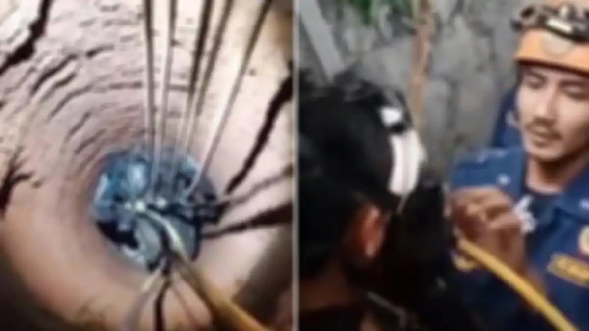 Momen petugas Damkar Depok melakukan evakuasi HP milik warga yang tercebur ke dalam sumur. 