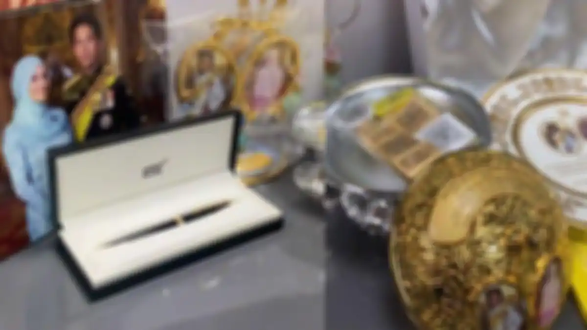 Souvenir pernikahan Pangeran Abdul Mateen dan Anisha Rosnah